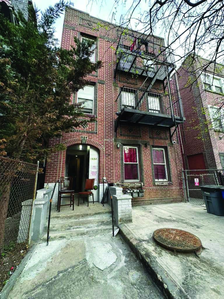 1684 Grand Avenue — photo 1
