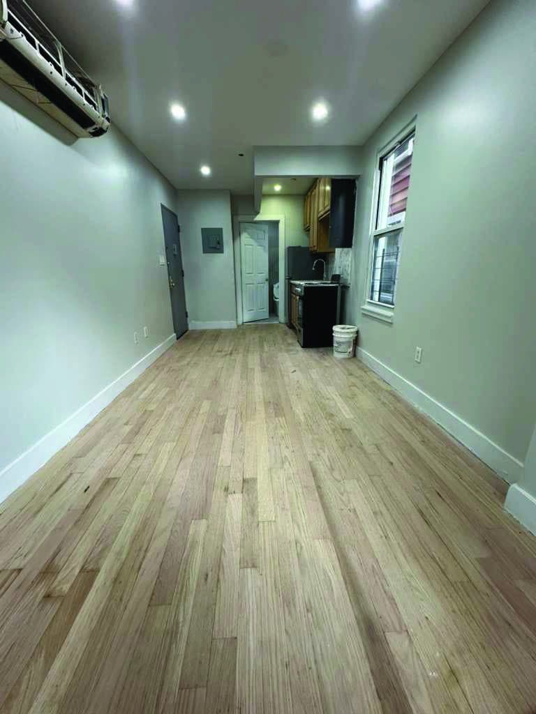 1684 Grand Avenue — photo 3