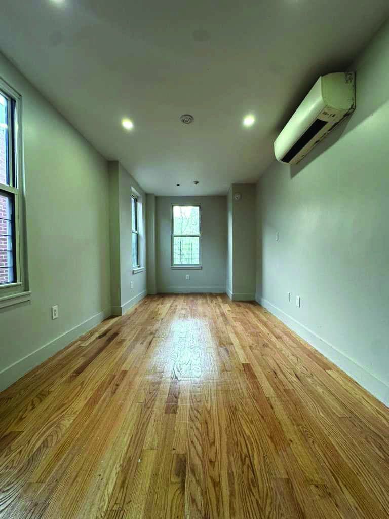 1684 Grand Avenue — photo 4