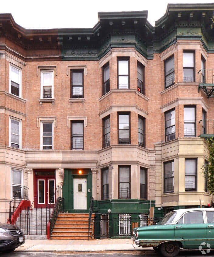 1550 Bryant Avenue — photo 2